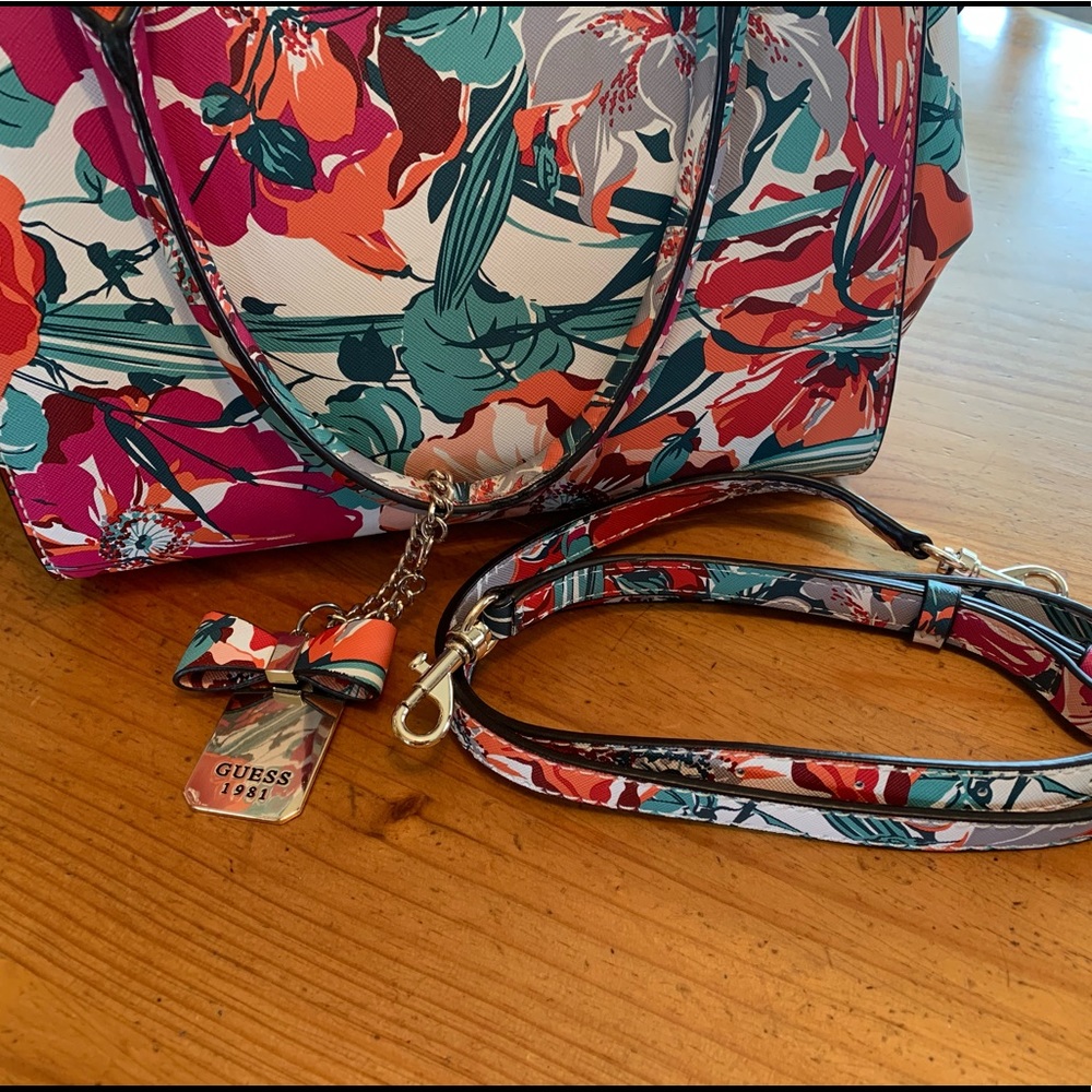 Guess Handbag- as new! - Picture 4 of 5